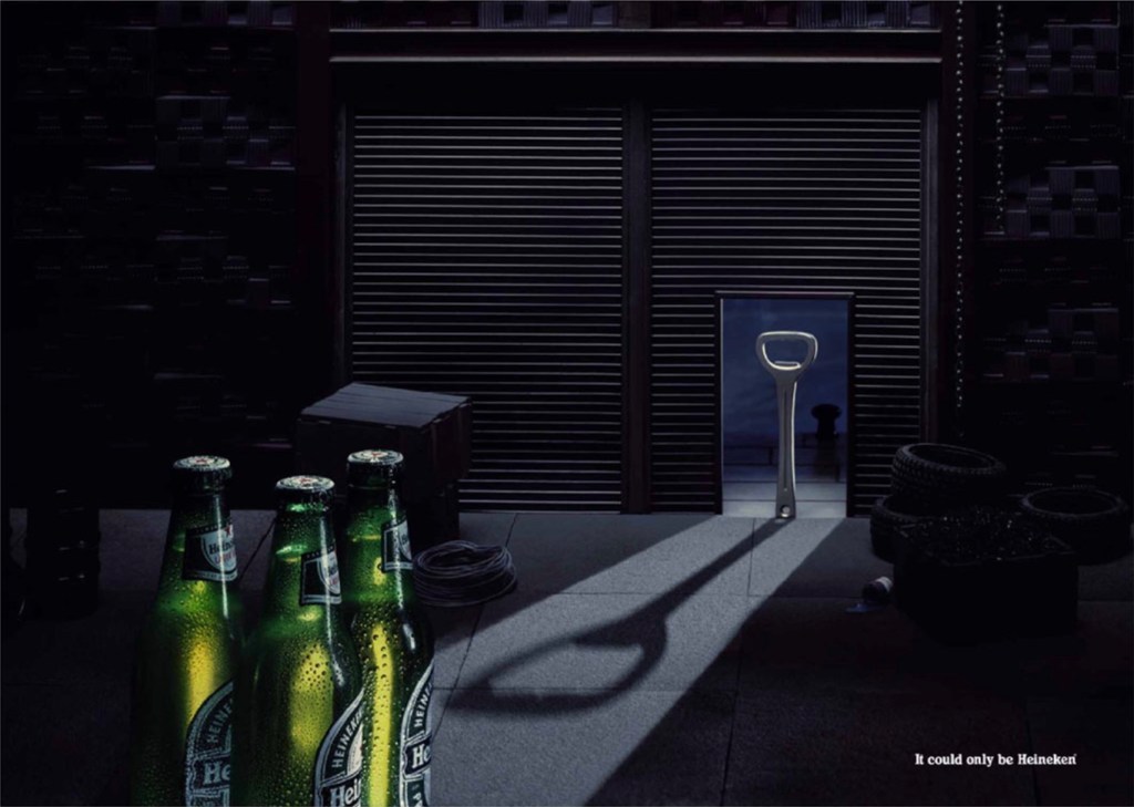 Publicité Heineken - It could only be Heineken - Décapsuleurs - Agence Bates 141 - Singapour - 2001 - Décapsuleur surprend dans un hangar 3 bouteilles