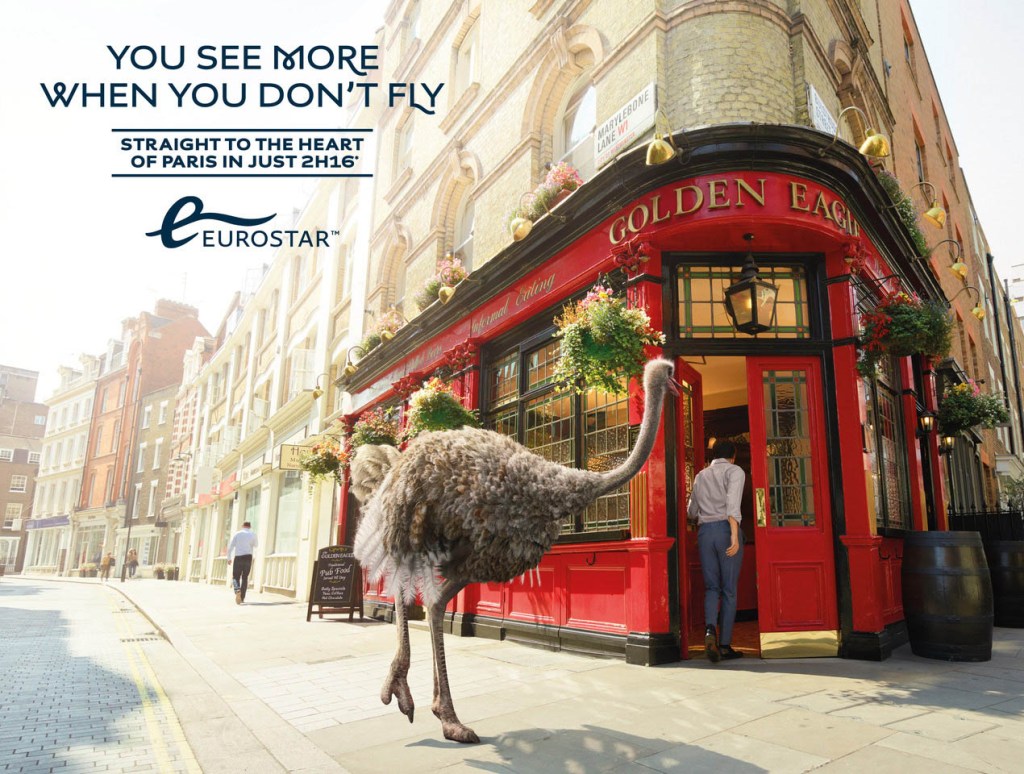 Publicité Eurostar - You see more when you don't fly - Autruche - Agence Engine (Londres) - Autruche devant un pub à Londres