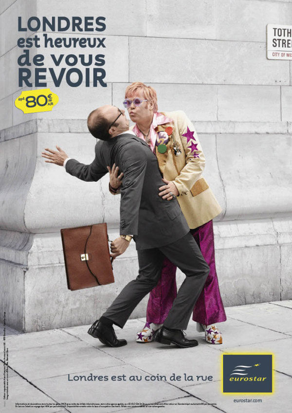 Publicité Eurostar - Londres est heureux de vous revoir — Agence TBWA Paris - 2008 - Elton John embrasse un homme avec un attaché-case