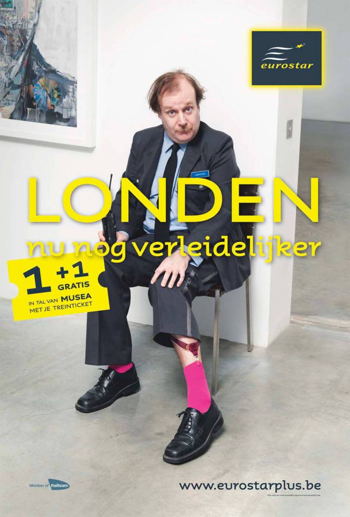 Publicité Eurostar - Londres encore plus séduisant - TBWA Bruxelles - 2011 - Gardien de musée avec des chaussettes roses 