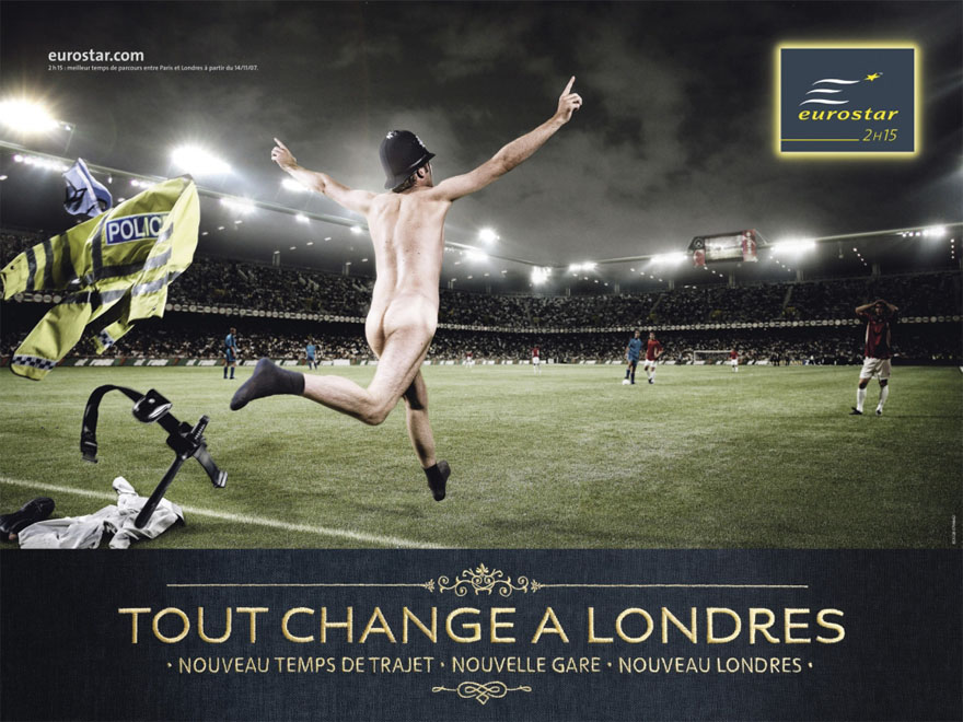 Publicité Eurostar - Tout change à Londres — Nouveau temps de trajet, nouvelle gare, nouveau Londres - 2007 - Un policeman court nu sur la pelouse d'un stade de foot 