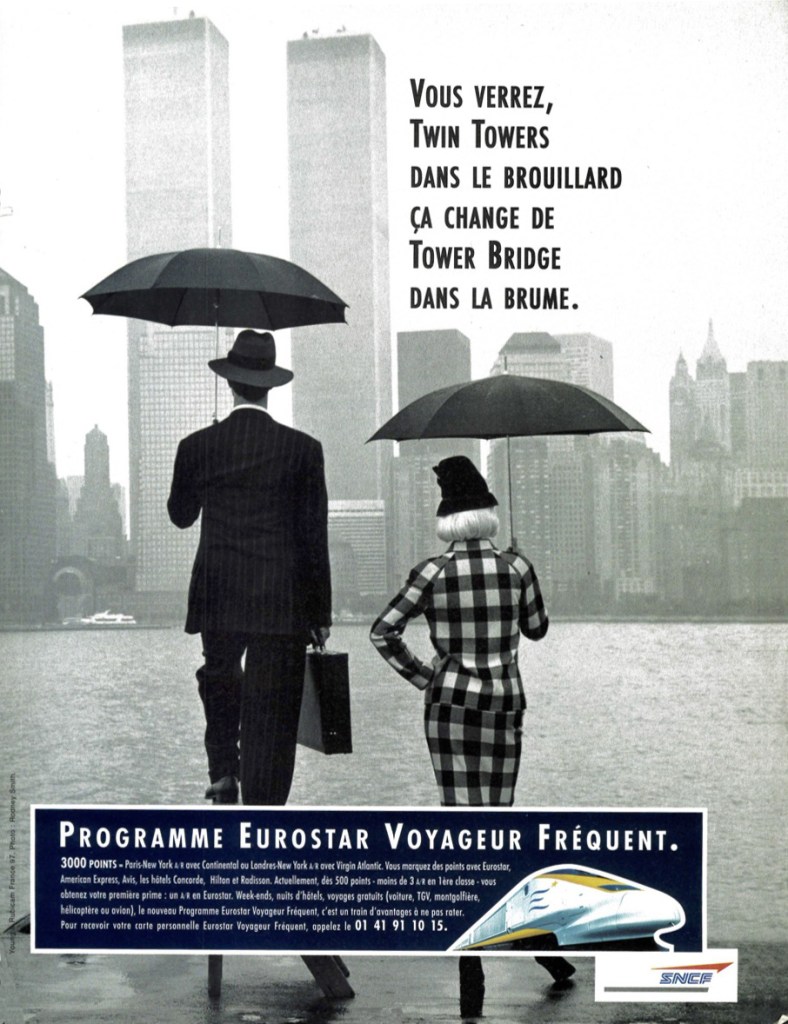Publicité Eurostar - Agence Young&Rubicam - 1997-98 - Vous verrez Twin Towers dans le brouillard ça change de Tower Bridge dans la brume — Programme Eurostar Voyageur Fréquent — Couple avec parapluies devant les tours jumelles