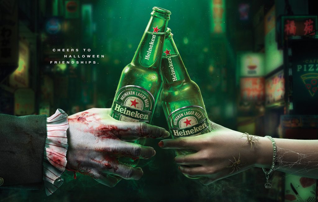 Publicité Heineken - Halloween - Cheers to Halloween Friendships - Agence Publicis Singapour - 2018 - Vampire trinquant avec sorcière