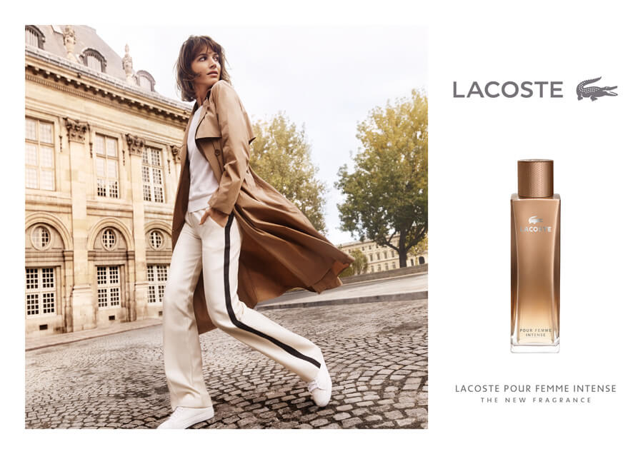 Publicité Lacoste - Parfum - Lacoste pour femme intense - Femme trench coat - pavés - double page