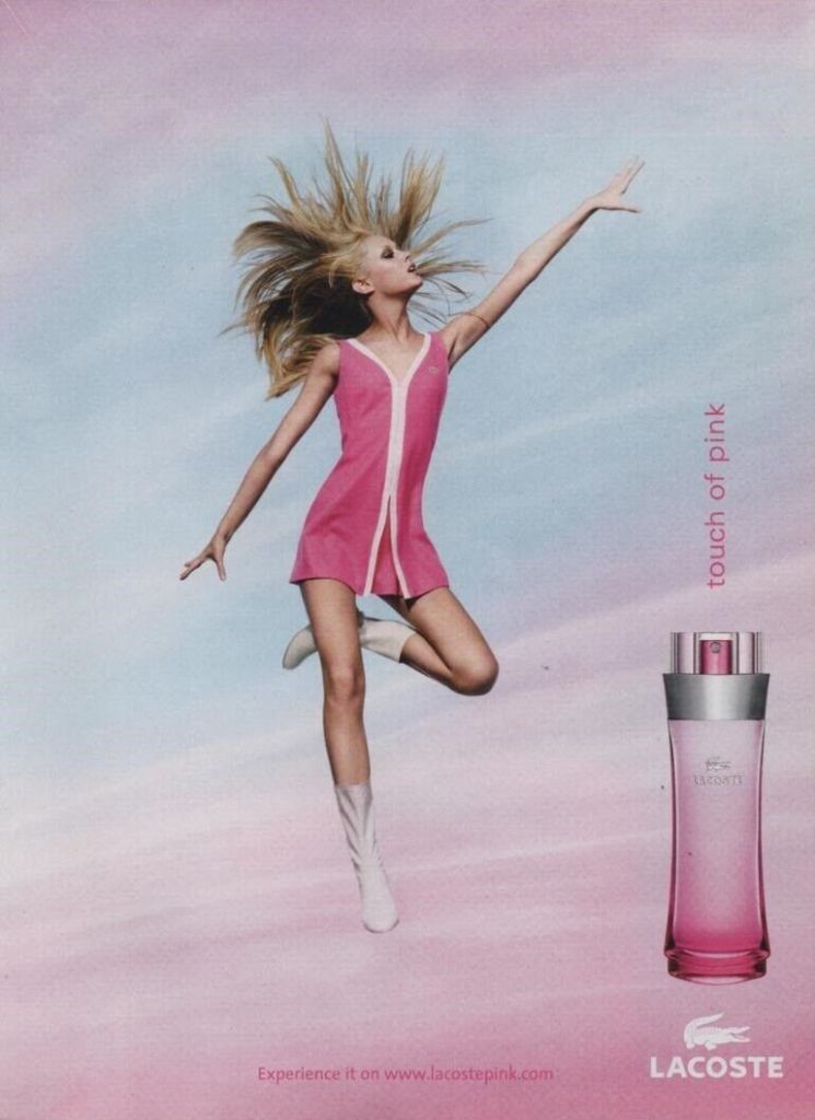 Publicité Lacoste - Parfum - Touch of pink - Femme en robe rose - Lévitation - 2004 - Grande Bretagne