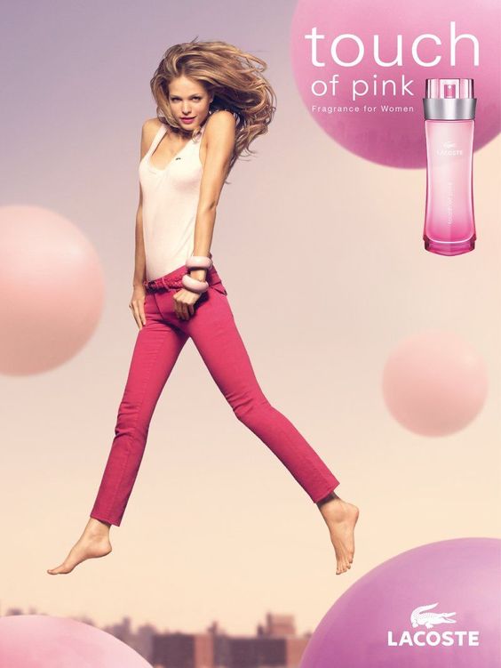 Publicité Lacoste - Parfum - Touch of pink - Femme en pantalon rose - Lévitation - 2004 - Grande Bretagne