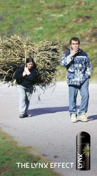 Publicité Axe - The Lynx Effect - Femme portant un énorme fagot de bois à côté d'un homme qui fume sa cigarette - Agence BBH Londres - 2004