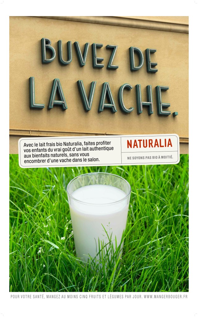 Publicité Naturalia - Ne soyons pas bio à moitié - Agence Leg - 2011 - Buvez la vache - Enseigne - Verre de lait dans l'herbe