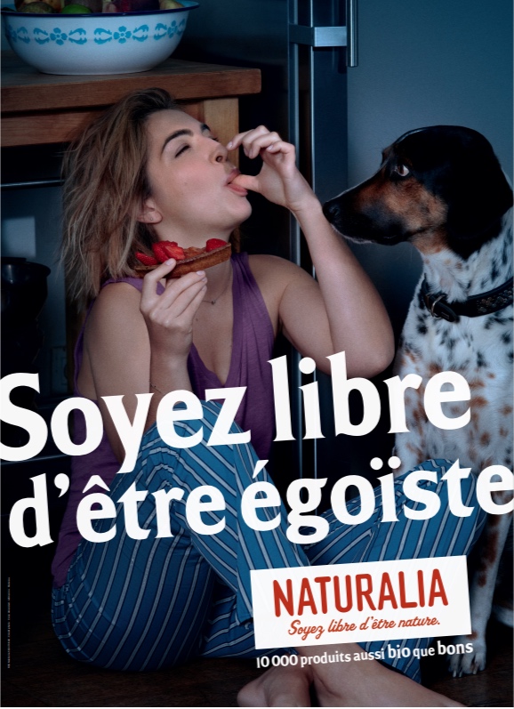 Publicité Naturalia - Soyez libre d'être nature - Agence Altmann+Pacreau - 2021 - Soyez libre d'être égoïste - Elle mange des fraises devant son chien