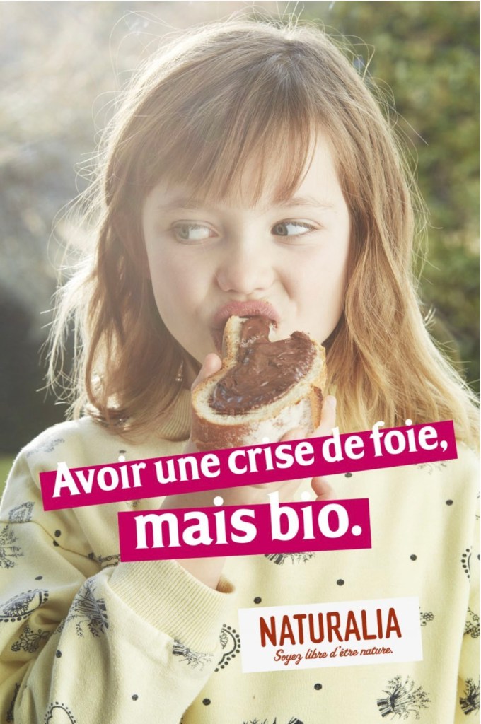 Publicité Naturalia - Soyez libre d'être nature - Agence Altmann+Pacreau - 2017 - Avoir une crise de foie, mais bio - Fillette mangeant une tartine de chocolat