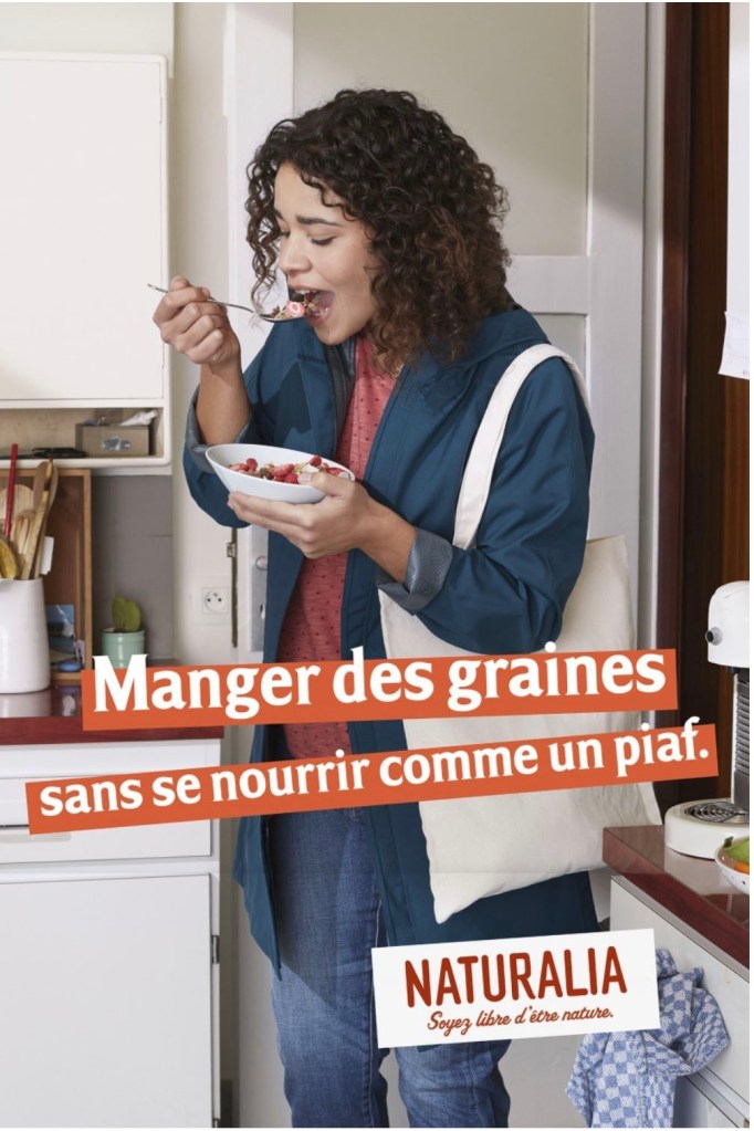 Publicité Naturalia - Soyez libre d'être nature - Agence Altmann+Pacreau - 2017 - Manger des graines sans se nourrir comme un piaf - Femme mangeant rapidement debout