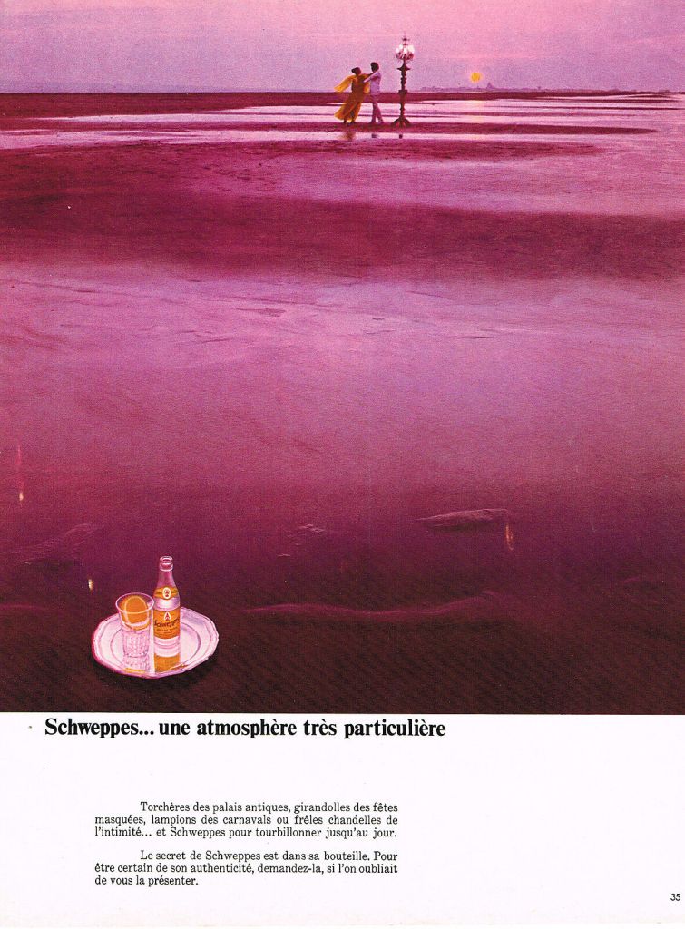 Publicité Schweppes - Une atmosphère très particulière - Homme et femme dansent - Plage - Lampadaire - Agence P.E. conseil - Années 70 