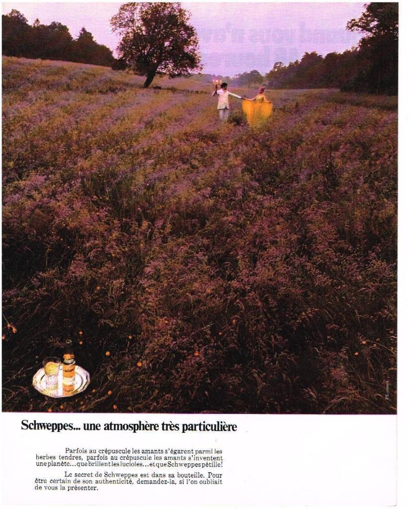 Publicité Schweppes - Une atmosphère très particulière - Homme et femme - Champ - Chandelier - Agence P.E. conseil - Années 70 