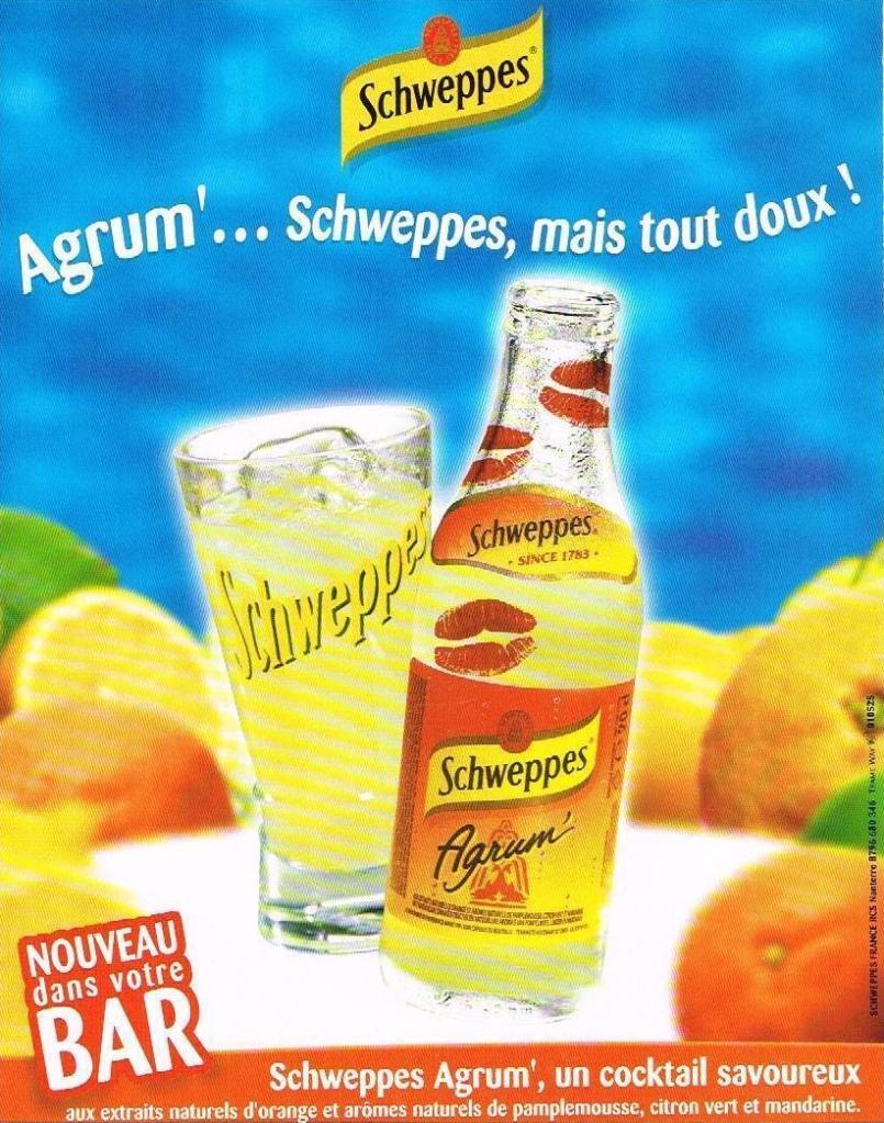 Publicité Schweppes - Agrum' - Verre - Bouteille recouverte de baisers au rouge à lèvre - Agrum'... Schweppes, mais tout doux - Nouveau dans votre bar - 2001