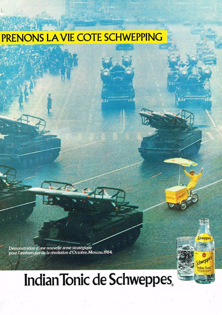Publicité Schweppes - Prenons la vie côté Schwepping - Défilé militaire - Triporteur - Démonstration d'une nouvelle arme stratégique pour l'anniversaire de la révolution d'octobre. Moscou 1984 - Agence FCB - 1985