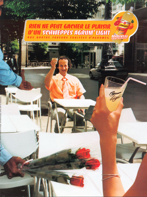 Publicité Schweppes - Agrum' light - Homme - Terasse de café - Rien ne peut gâcher la saveur d'un Schweppes agrum' light aux quatres saveurs fruitées d'agrumes - 2002