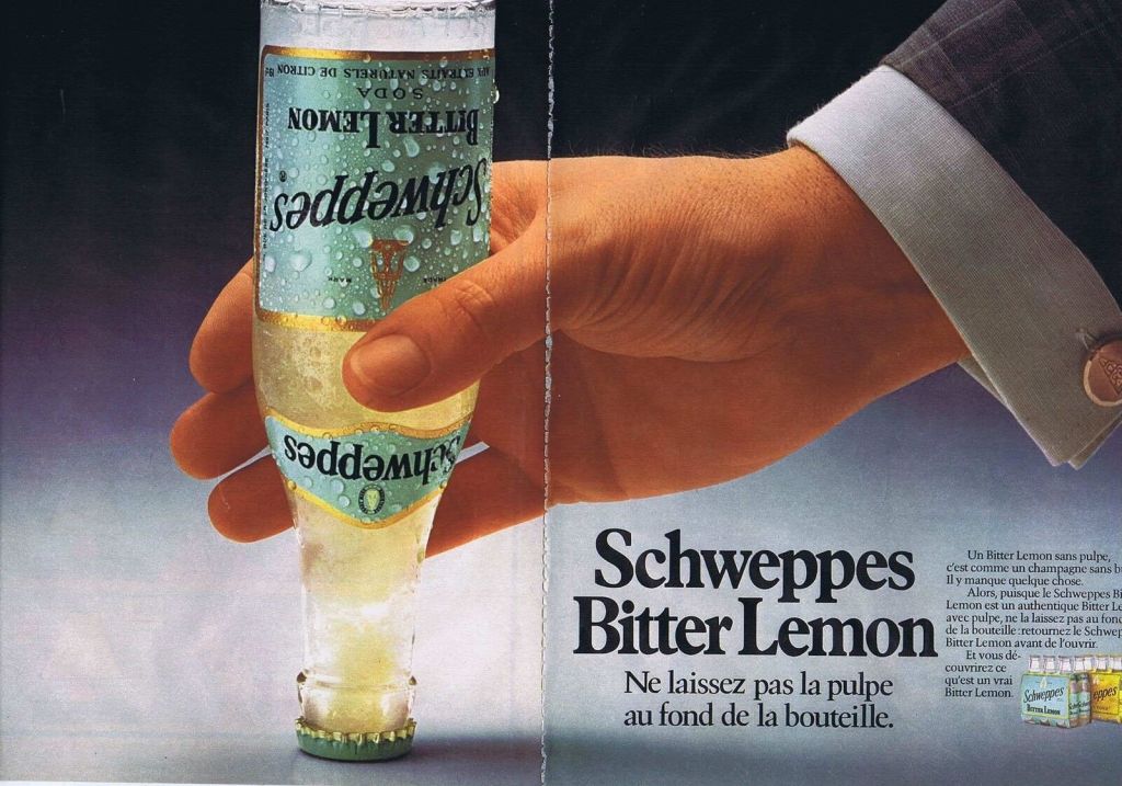 Publicité Schweppes - Schweppes Bitter Lemon - Main - Bouteille à l'envers - Double page - Ne laissez pas la pulpe au fond de la bouteille - 1976