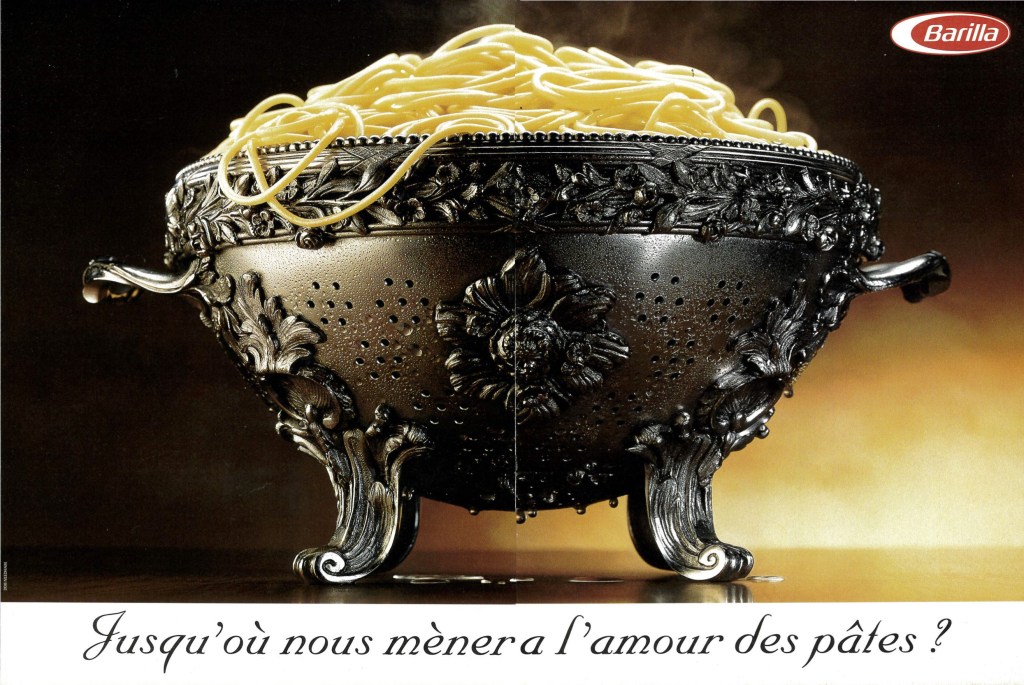 Publicité Barilla - Jusqu'où nous mènera l'amour des pâtes ? - Agence DDB Needham - 1995 - Une écumoire en argent très ouvragée remplie de pâtes
