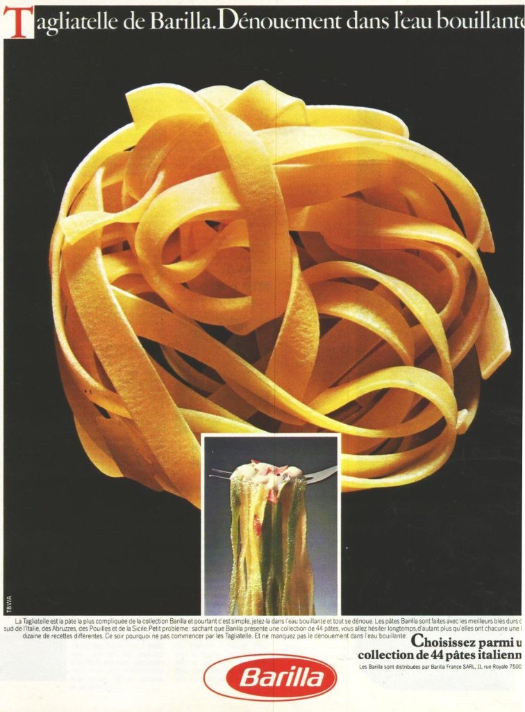 Publicité Barilla - Collection de 44 pâtes - Agence TBWA - France - Tagliatelle de Barilla. Dénouement dans l'eau bouillante — Image d'une fourchette avec de pâtes devant des tagliatelles en gros plan