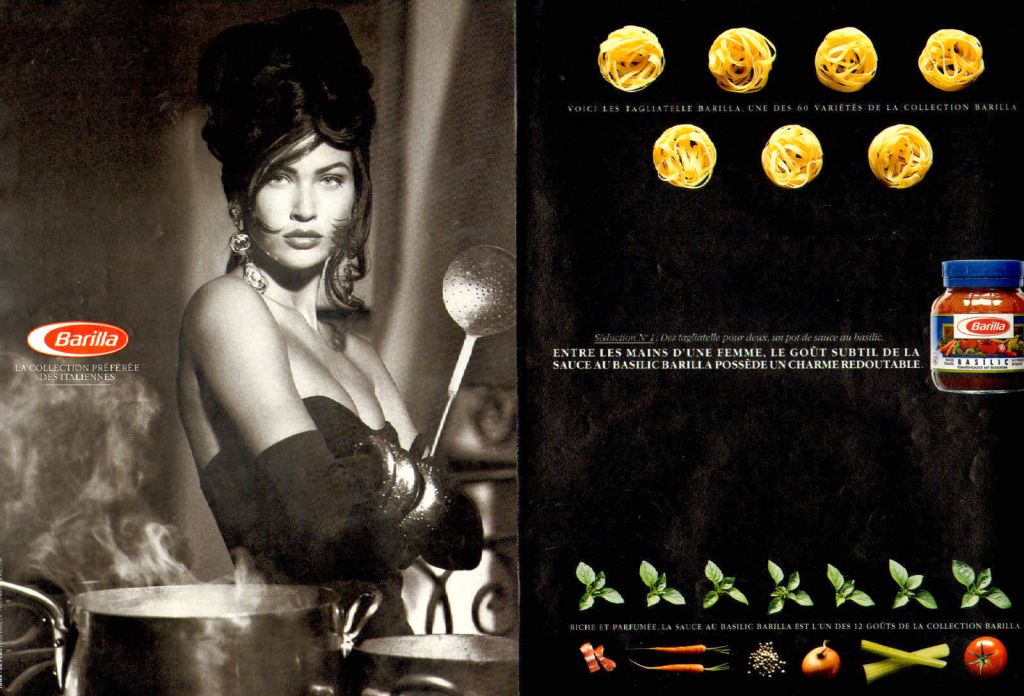 Publicité Barilla - La collection préférée des italiennes - Agence TBWA de Plas - France - 1991 - Photo  noir et blanc d'une femme élégante tenant une écumoire à la main devant une casserole fumante - Entre les mains d'une femme, le goût subtil de la sauce basilic Barilla possède un charme redoutable