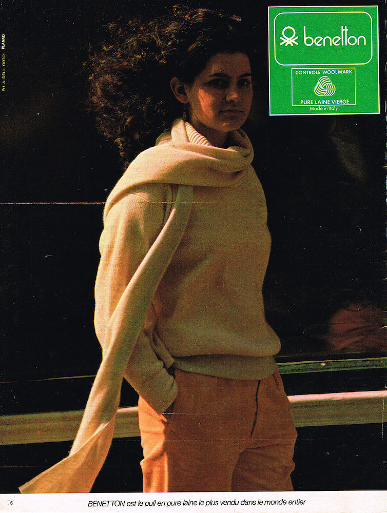 Publicité Benetton - 1978 - Femme seule en pull blanc avec écharpe