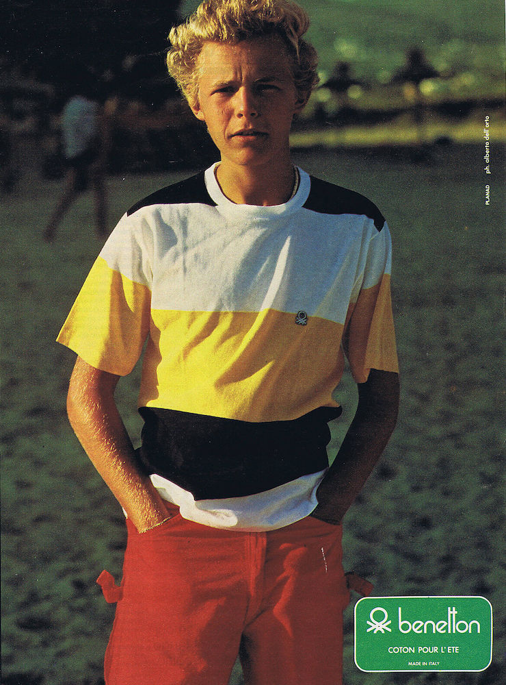 Publicité Benetton - Jeune homme en tee-shirt coloré sur la plage - 1979