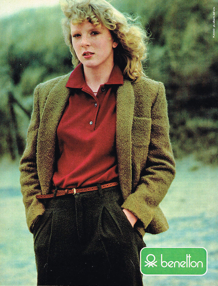 Publicité Benetton - Jeune femme en polo rouge et veste épaisse - plage - 1979