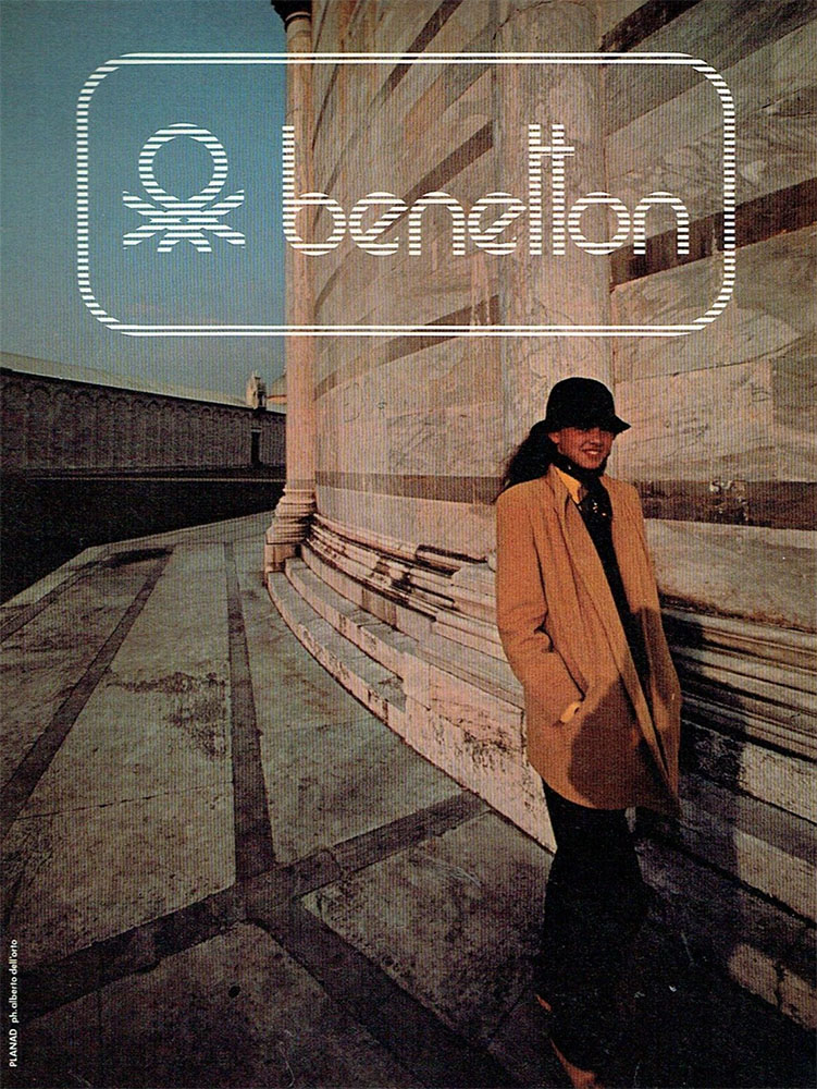 Publicité Benetton - Jeune femme en manteau clair et chapeau noir au pied d'un bâtiment renaissance - 1980