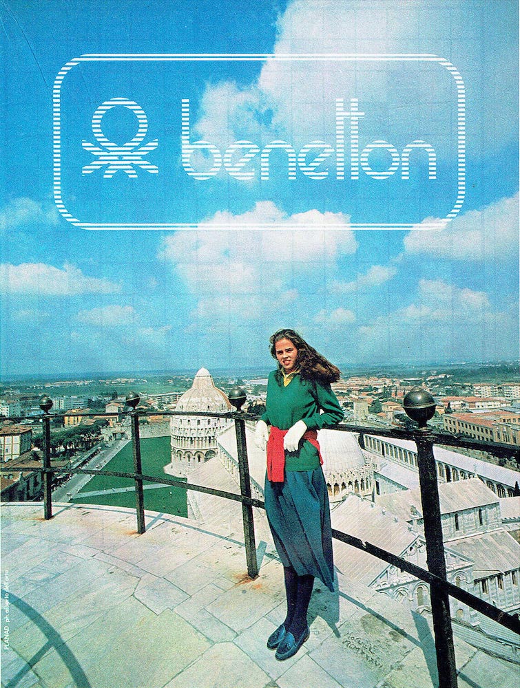 Publicité Benetton - Jeune femme sur le toit d'un monument - Pull vert et robe bleur - Vue sur la ville de Florence - 1980