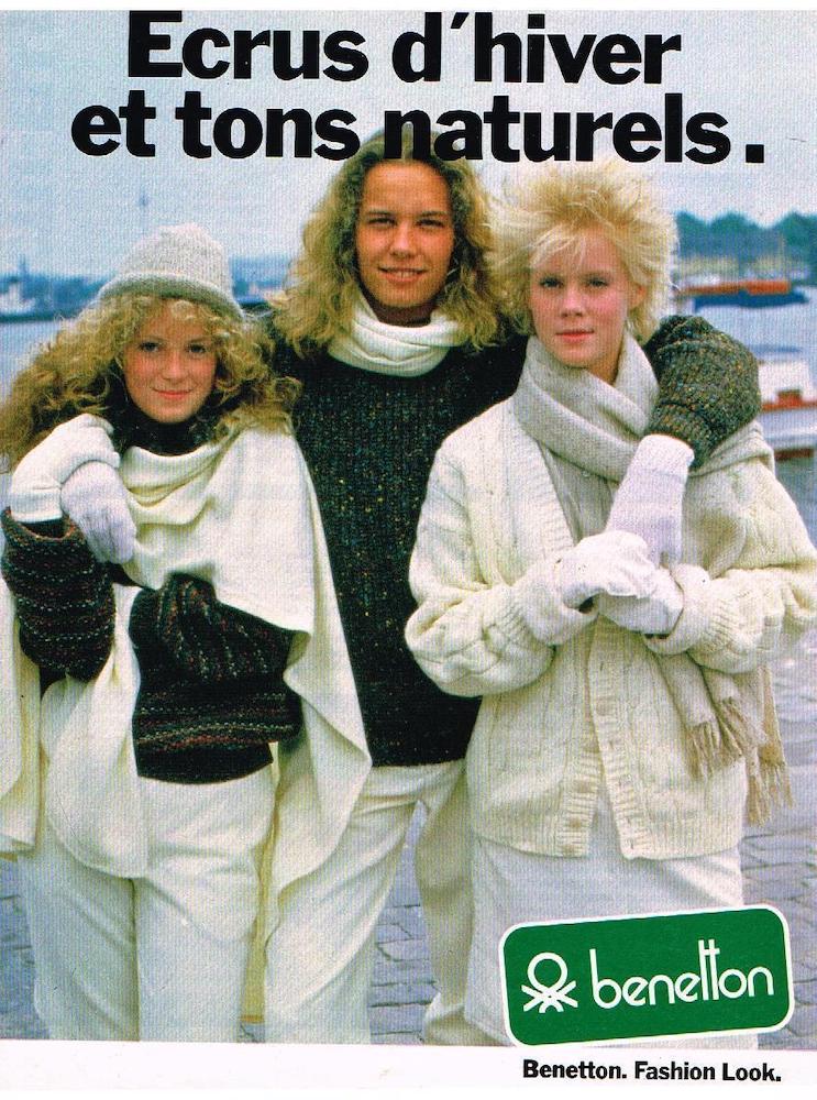 Publicité Benetton - Ecrus d'hiver et tons naturels - Homme et deux jeunes femmes dans un décor portuaire - 1983