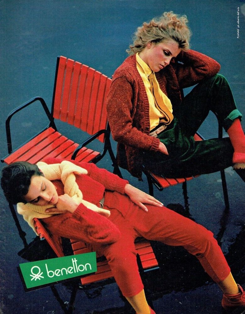 Publicité Benetton - Deux femmes assises sur des chaises rouges - 1982