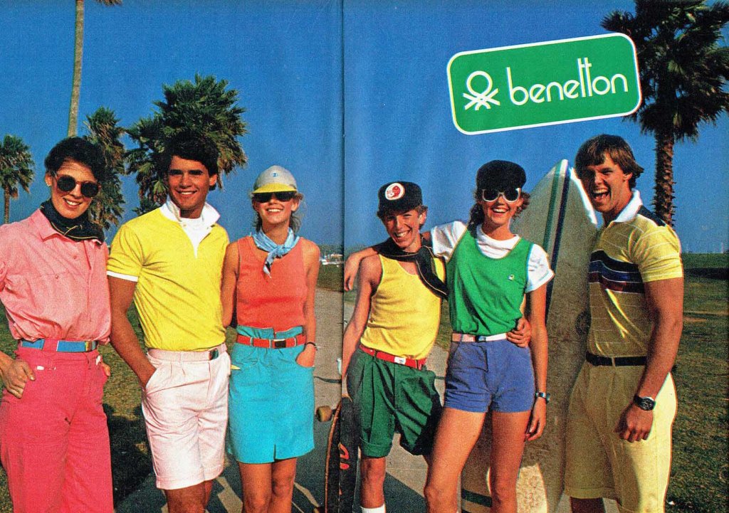 Publicité Benetton — Groupe de jeunes très colorés — Habillés pour l'été - surf — skate-board - 1983