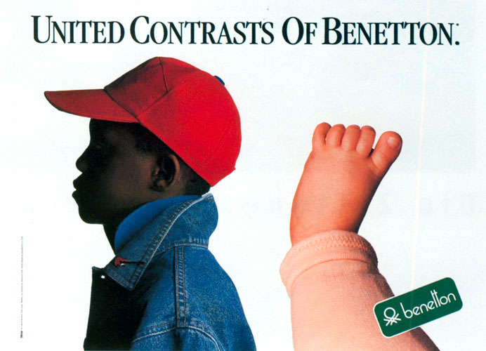 Publicité Benetton - United contrasts of Benetton - Enfant noir à casquette rouge et pied d'enfant blanc - 1985 - Oliviero Toscani