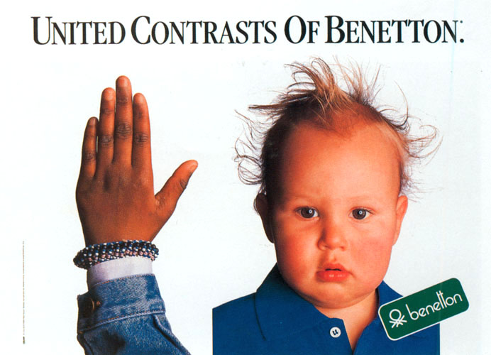 Publicité Benetton - United contrasts of Benetton - Main d'enfant métis et portrait de bébé blanc - 1985 - Oliviero Toscani