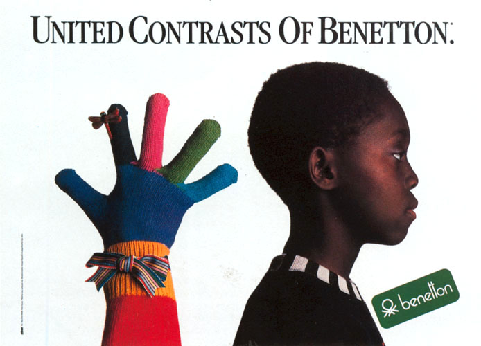 Publicité Benetton - United contrasts of Benetton - Jeune fille noir noir et gant multicolore - 1985 - Oliviero Toscani