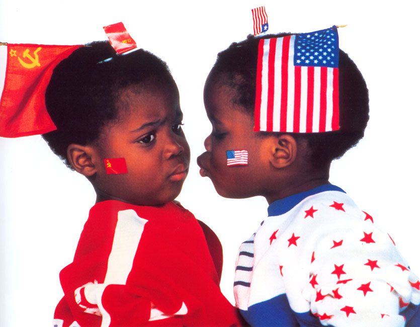 Publicité Benetton - United colors of Benetton - Enfants noirs russe et américain s'embrassant - 1985 - Oliviero Toscani