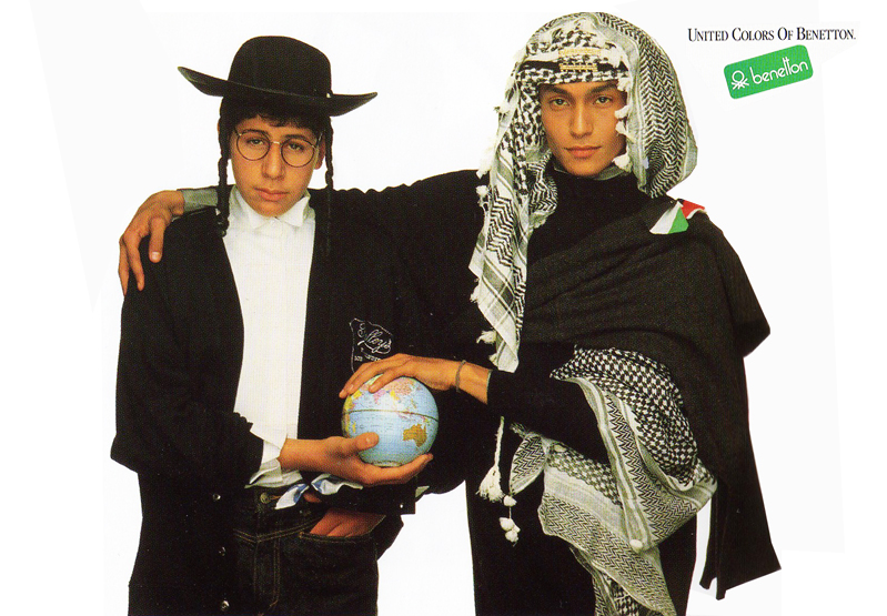 Publicité Benetton - United colors of Benetton - Juif et palestinien ensemble mettant la main sur un globe terrestre - 1986 - Oliviero Toscani