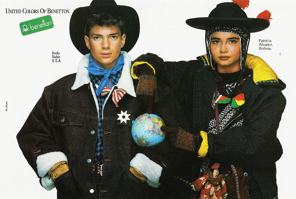 Publicité Benetton - United colors of Benetton - Andy Rider (USA) et Patricia Alvarez (Bolivie) avec globe terrestre - 1986 - Oliviero Toscani