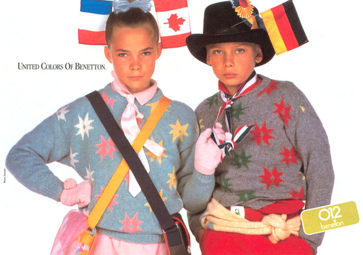 Publicité Benetton - United colors of Benetton - 0-12 - Jeune fille avec drapeau français et canadien et jeune garçon avec drapeau allemand - 1985 - Oliviero Toscani