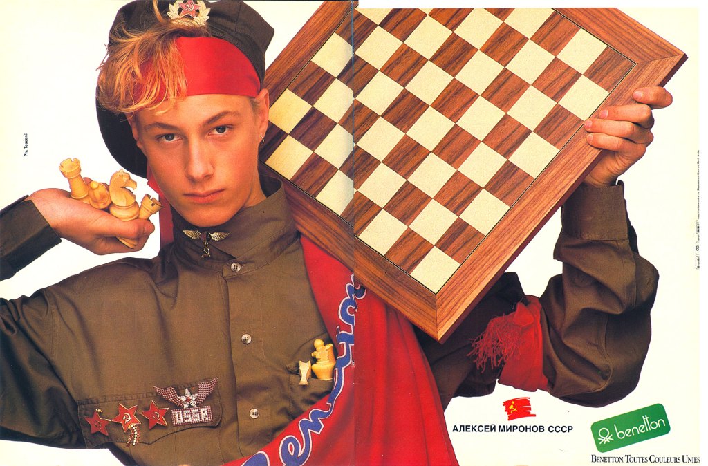 Publicité Benetton - United colors of Benetton - Russe tenant un échiquier et des pièces d'échecs - 1987 - Oliviero Toscani
