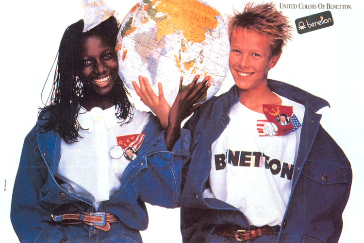 Publicité Benetton - United colors of Benetton - Jeunes avec drapeaux russe et américain et badge de Reagan tenant un globe terrestre en baudruche - 1987 - Oliviero Toscani