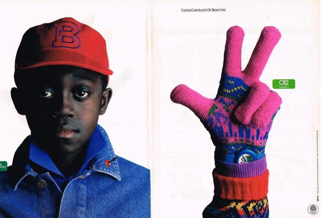 Publicité Benetton - United contrasts of Benetton - Enfant noir à casquette rouge et gant multicolore - 1985 - Oliviero Toscani