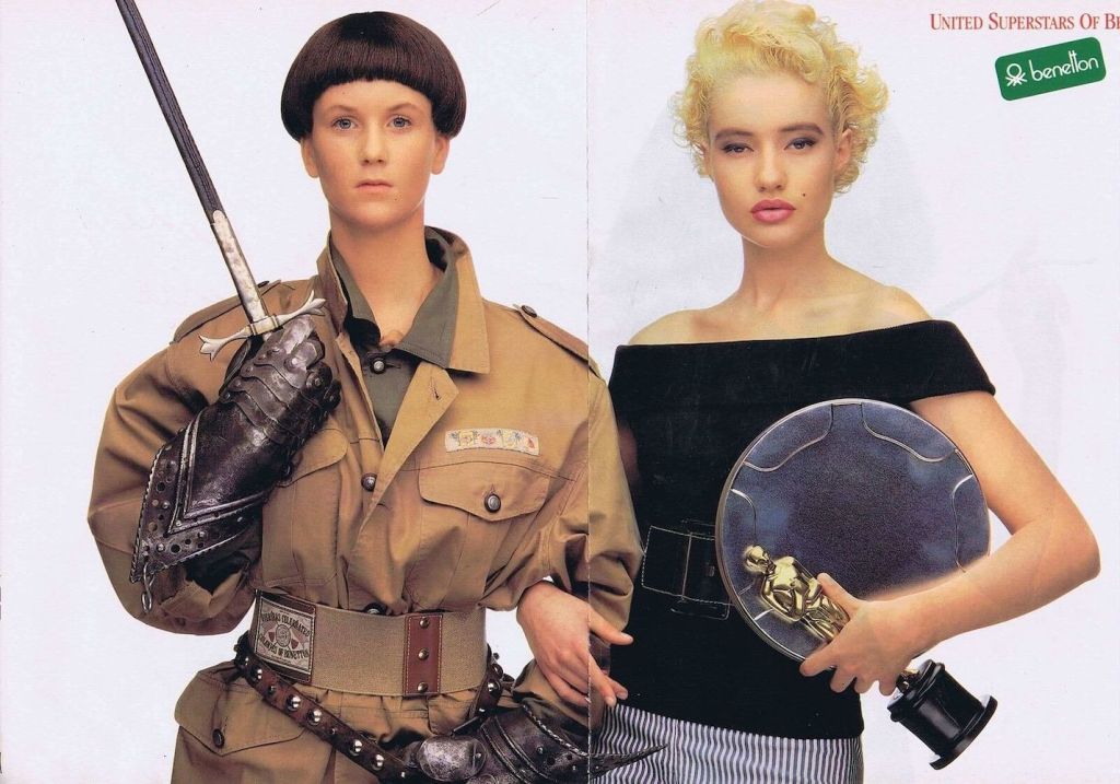 Publicité Benetton - United supertars of Benetton - Sosies de Jeanne d'Arc tenant une épée et de Marilyn Monroe avec un Oscar et une bobine de film  - 1988 - Oliviero Toscani