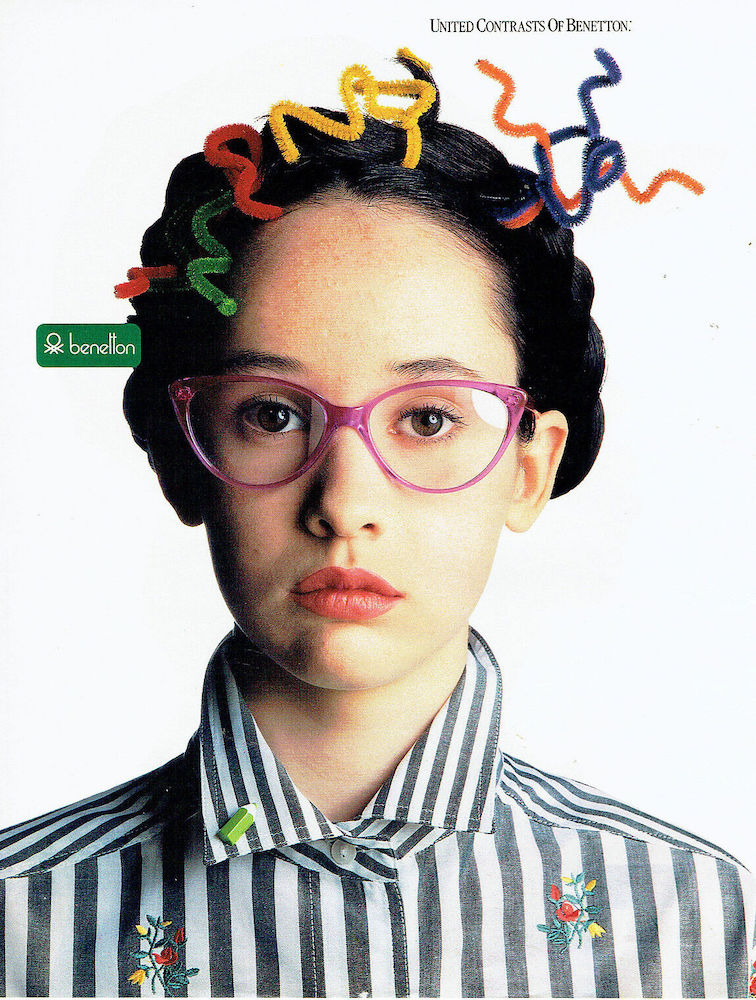 Publicité Benetton - United contrasts of Benetton - Jeune fille avec éléments colorés dans ses cheveux portant des lunettes violettes - 1985 - Oliviero Toscani
