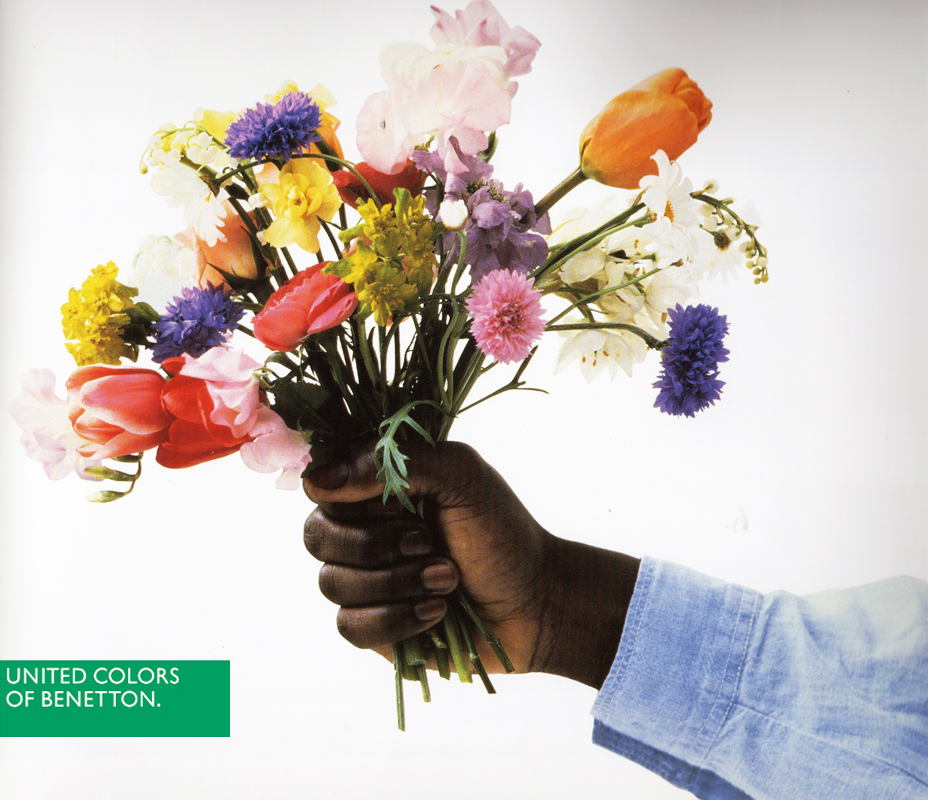 Publicité Benetton - United colors of Benetton — Oliviero Toscani - Main d'un homme noir offrant un bouquet de fleurs - 1989