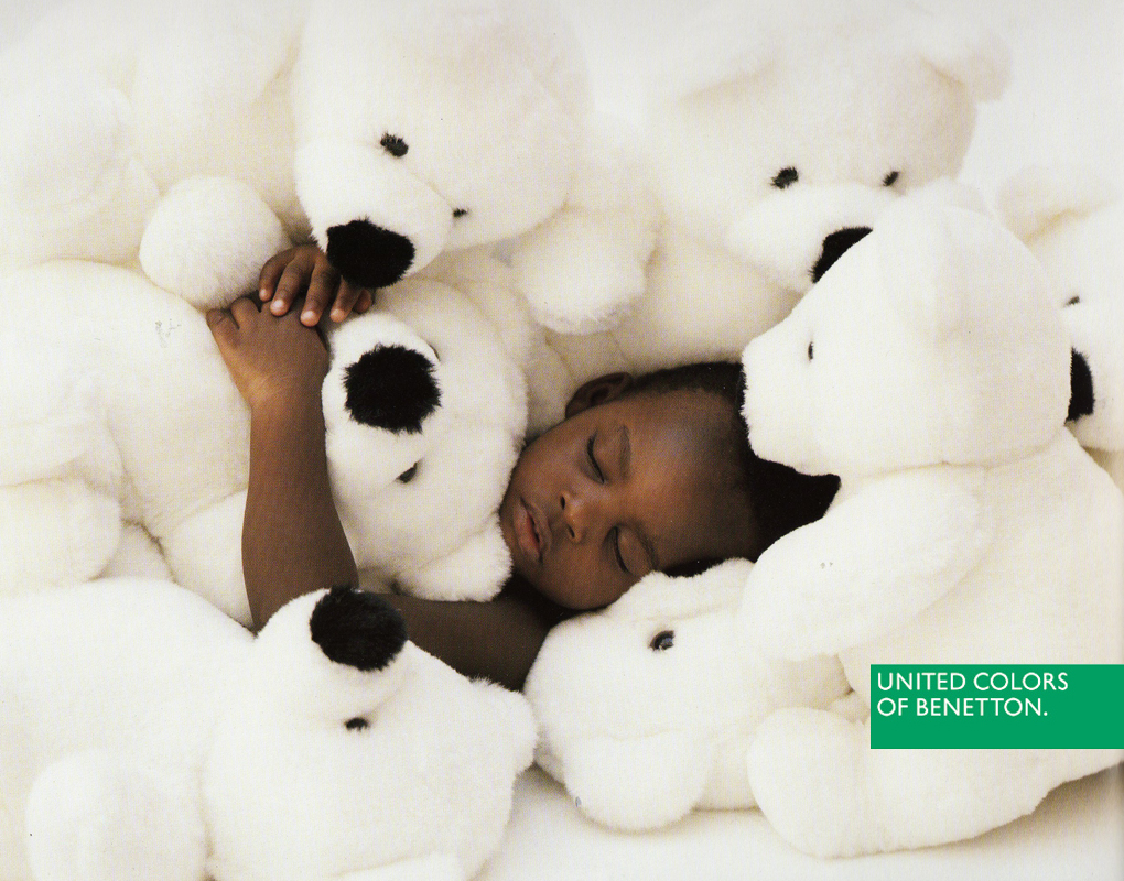 Publicité Benetton - United colors of Benetton — Oliviero Toscani - Enfant noir endormi au milieu d'ours en peluche blancs - 1990