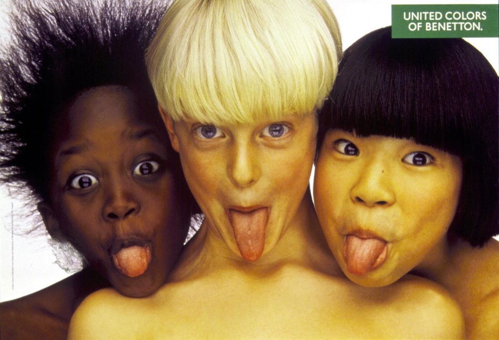 Publicité Benetton - United colors of Benetton — Oliviero Toscani - 3 enfants tirent la langue (Noir, blanc et asiatique) - 1991