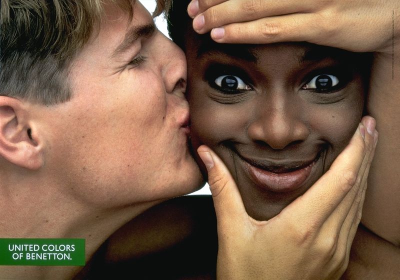 Publicité Benetton - United colors of Benetton — Oliviero Toscani - Homme blanc embrasse une jeune femme noire - 1991