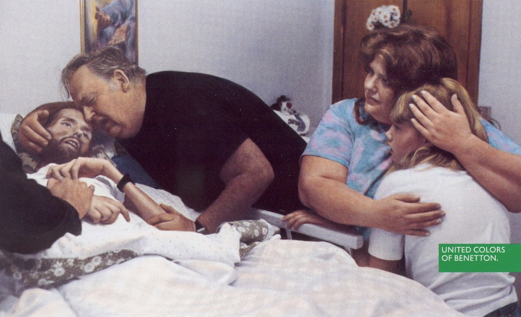 Publicité Benetton - United colors of Benetton — Oliviero Toscani - David Kirby, malade du Sida, sur son lit avec ses proches - Pieta - 1991