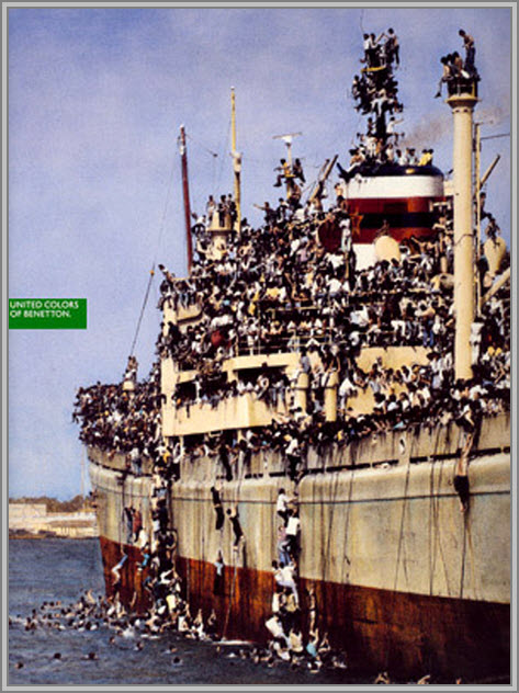 Publicité Benetton - United colors of Benetton — Oliviero Toscani - De très nombreux réfugiés sur un bateau bondé - 1992